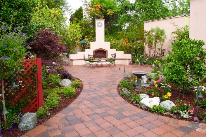 Outdoor LandScape with Fire Place in Courtyard with Table and Chairs