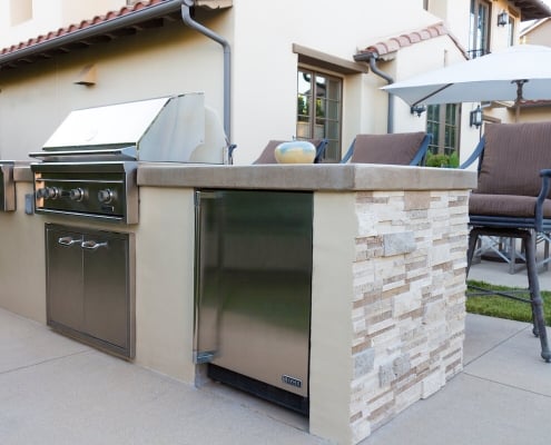 Outdoor Kitchen with barbecue and mini fridge