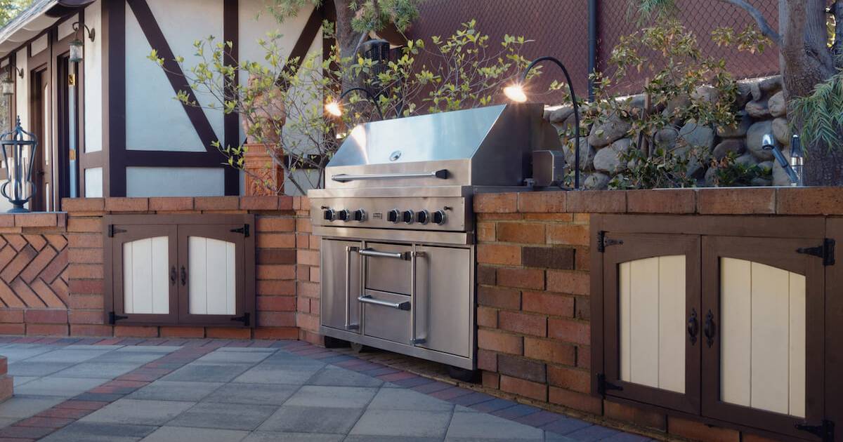 Rustic Outdoor Kitchen and bar