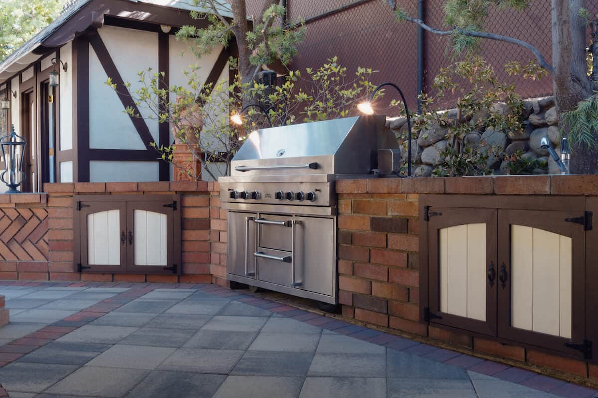 Rustic Outdoor Kitchen and bar