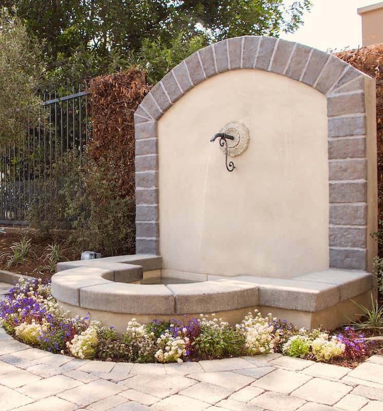 fountain features and style